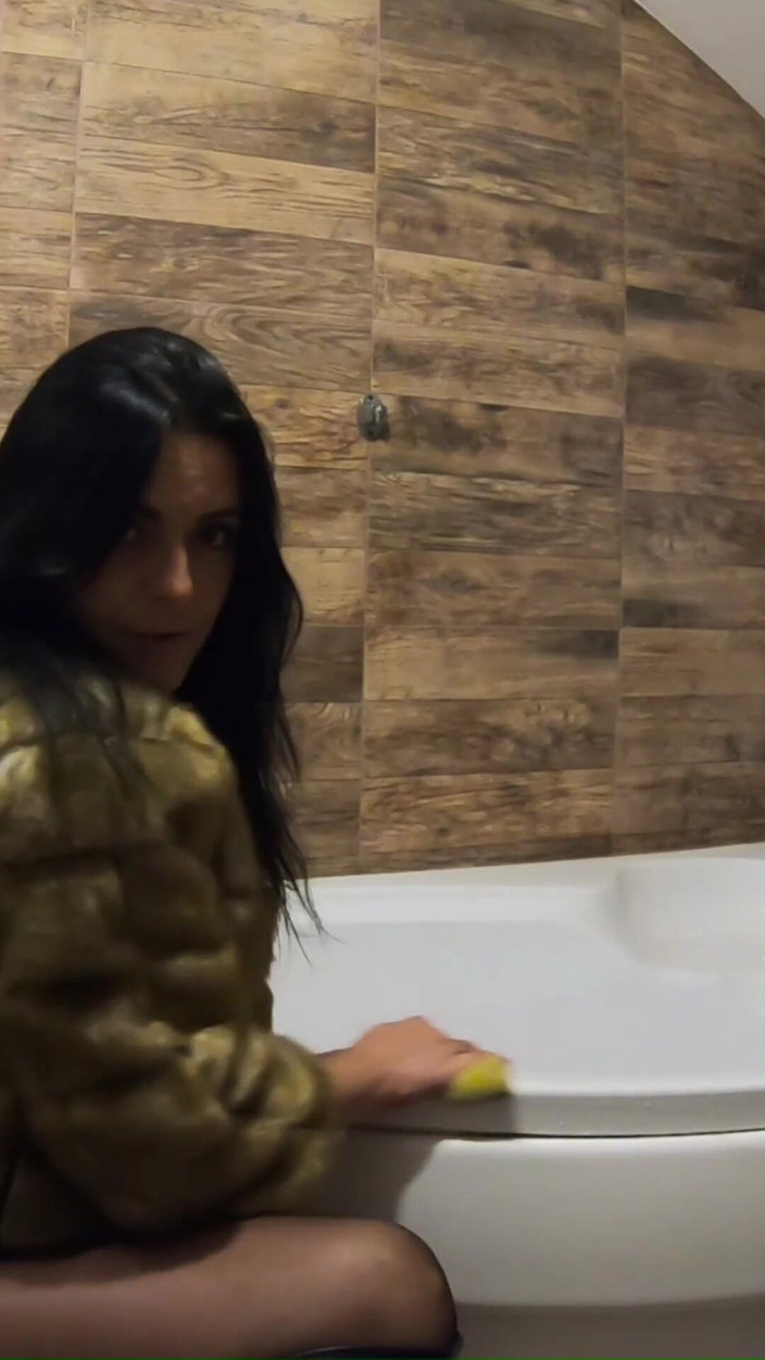 MilfyCalla: Est-ce que je peux nettoyer ta baignoire comme ça ?