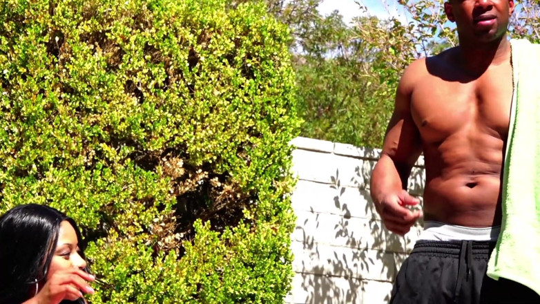 Get Your Fix: Hung black dude bangs tight pussy