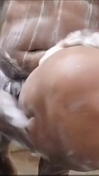 Nudeboy tomando banho