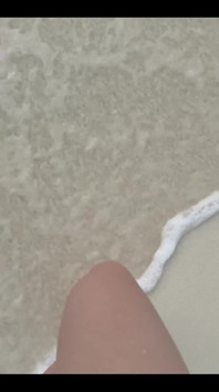 Ich laufe meine nackten Füße auf dem weißen strand sand am meer