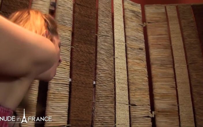 Nude in France: Louise, cewek nympho dewasa, disodok kontol cokelat