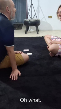 Một người bạn đồng ý chơi bài và kết thúc bằng việc khỏa thân và làm tình sau khi thua.