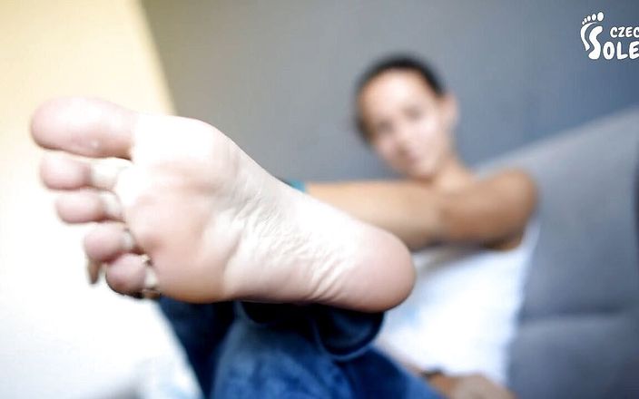Czech Soles - foot fetish content: Je bent lui. Nu aanbid je mijn voeten!