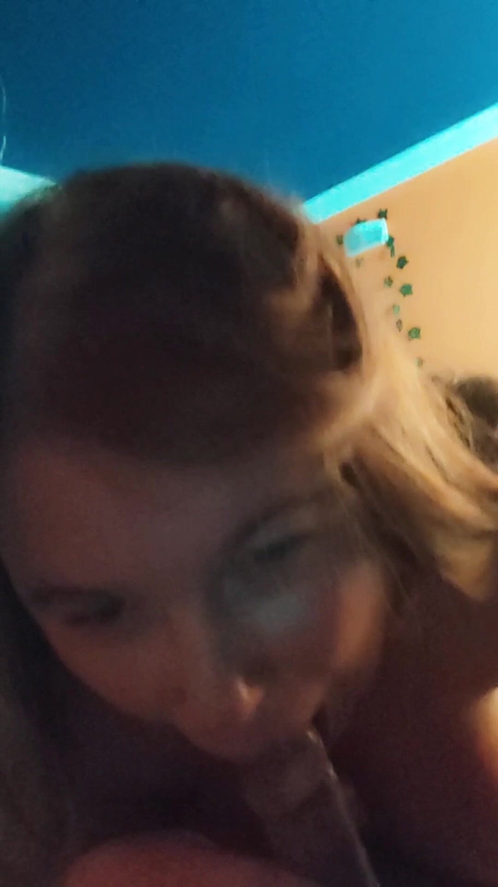 Whitekitten: MILF má ráda kouření - uctívání ptáka