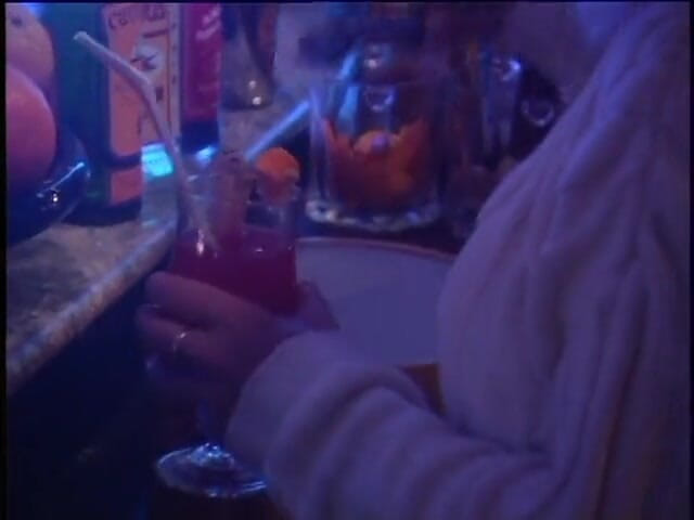 Lucky Cooch: Awek vintaj berseronok di bar