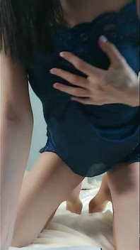 Milf mueve eróticamente y menea su culo, ¡realmente quiere que tu polla entre en su culo! Desgarrada