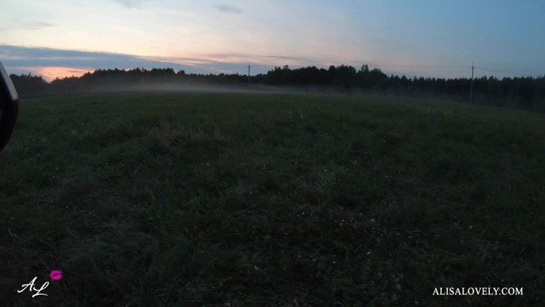 Alisa Lovely: Coppia amatoriale scopa all'aperto in macchina al tramonto