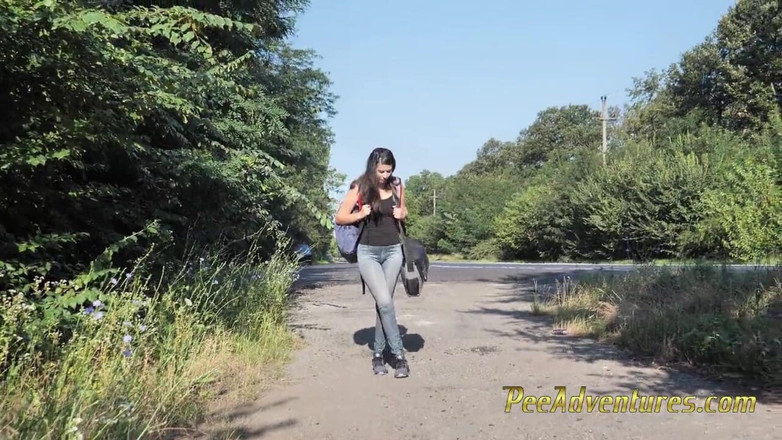 Pee Adventures: スキニーブルネットヒッチハイクとともに彼女の膀胱いっぱい