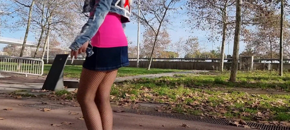 TheloveStory: Vnadná v roztrhaných punčochách chodí a ukazuje její zadek venku