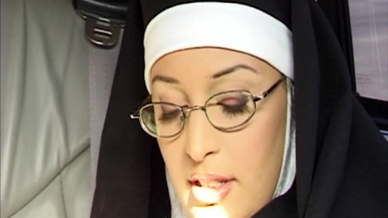 Erotic Club: La chatte prolapsus d’une nonne excitée se fait étirer et doigter...