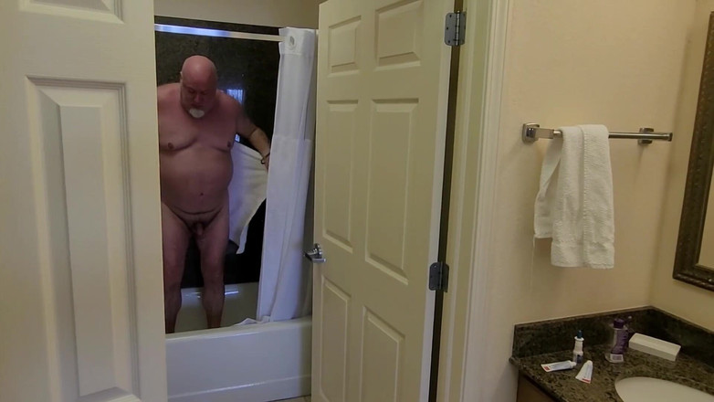 beardaddychub: Bear duş alıyor