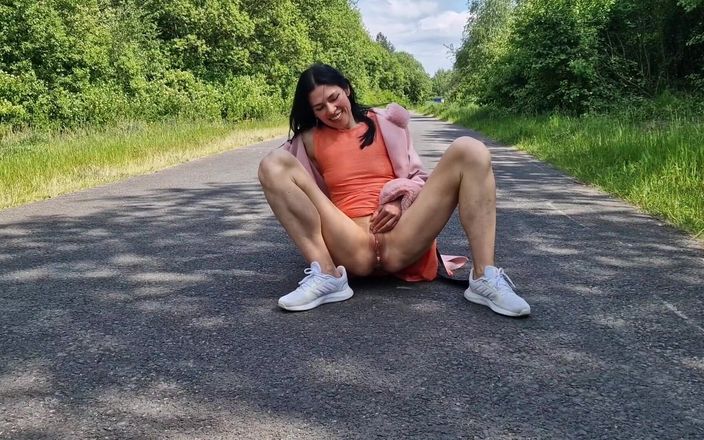 Nicky Brill: Nahé čůrání