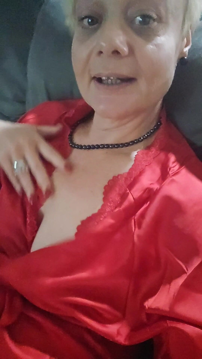 Sofy13: İpek elbisemle ıslak amcığımı okşuyor