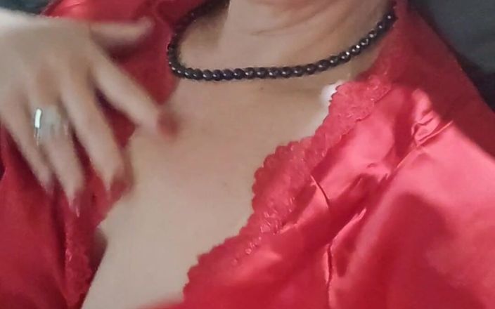 Sofy13: En mi bata de seda acaricio mi coño mojado