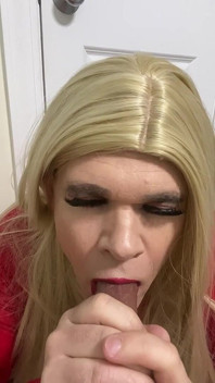 Nadržený crossdresser stříká na robertek hands free pak saje Mluví sprostě na kameru