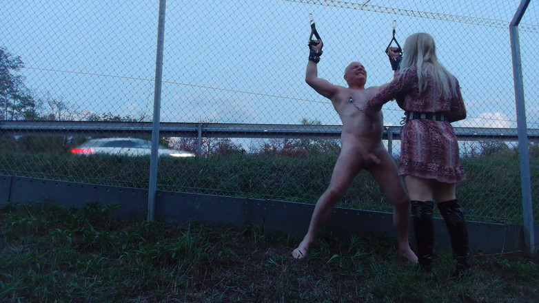 Queen_of_BDSM: お嬢様、高速道路のフェンスに乳首をワックスで塗ってください!