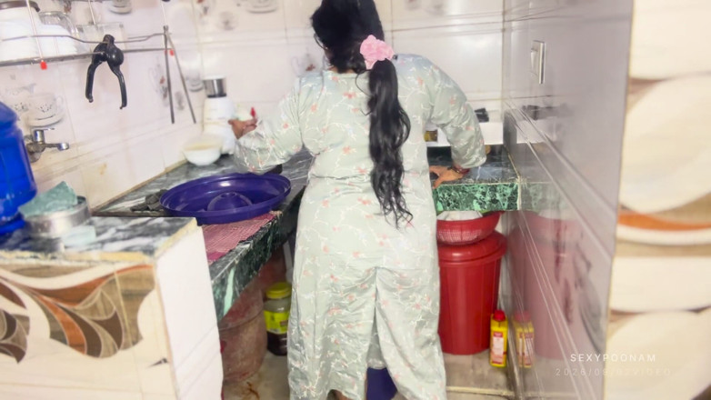 Badal09: Stepsister-in-law's Saree Slipped in the Kitchen - Stepbrother-in-law Squeezed Her Before...