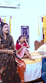 Desi napalona krok mama uczy swoją przyrodnią córkę, jak pieprzyć się po raz pierwszy z Desi Style Gangbang Pełny film