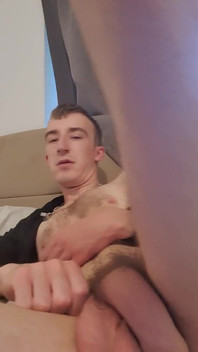 Dünner bursche versucht, sich mit einem riesigen schwanz zu ficken
