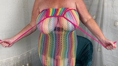 Mr MF: Bayan olgun ayaklar açık kasık kuşağını gösteriyor