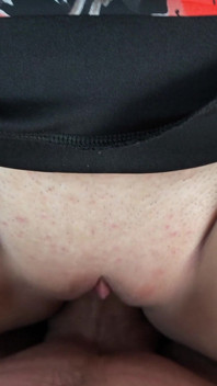 Bini jalang membentangkan pepeknya untuk creampie dan bermain dengan air mani di dalam lubangnya