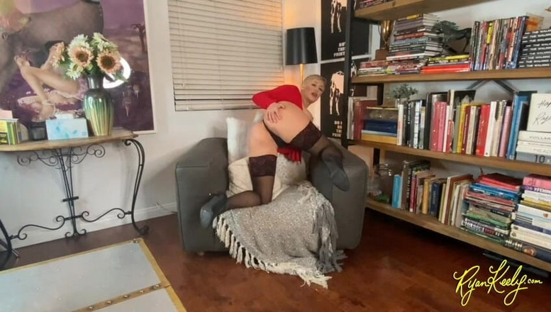 RyanKeely: Una miLF grossa si scopa con un dildo di vetro -...