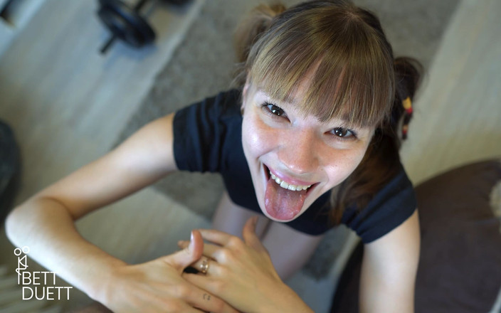 BettDuett: Teman wanita comel blowjob dengan pancutan mani besar!