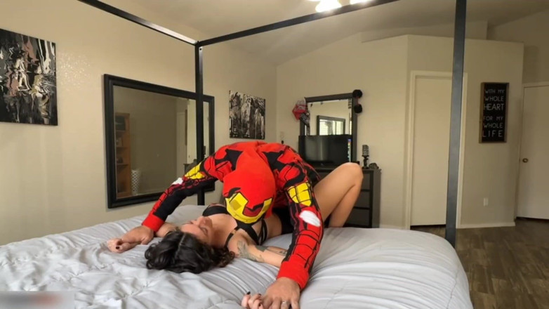 LeeStars: Membawa pulang ironman dari komik con dan mengambil kontolnya sampai...