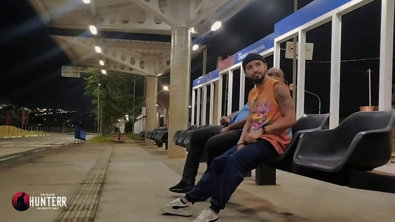 TheBlacKHunterr: Conductor de autobús recogiendo a un pasajero en la parada...