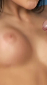 Wielkie cycki brunetka MILF z idealną dupą jebanie dla gorącej spermy w ustach