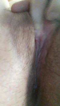 Aku lagi asik masturbasi memek tebalku sampai muncrat