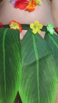 Mijn stiefzus voert Hawaiiaanse dans uit in een groen Hawaiiaans cosplay-kostuum en masturbeert en laat zien wat er onder zit