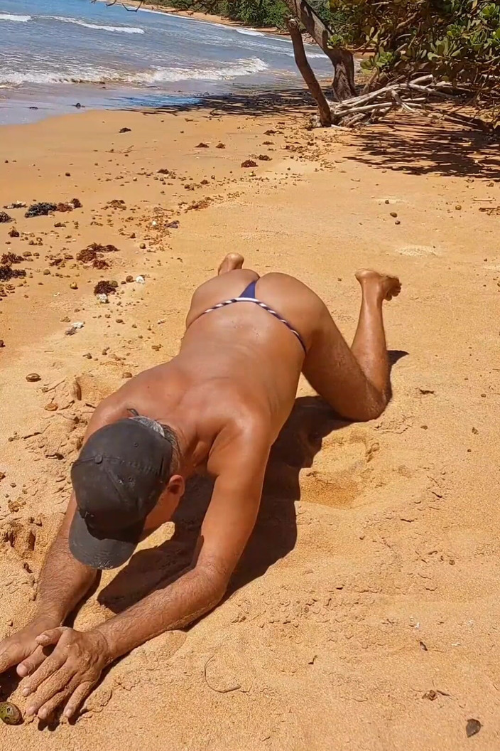 Ladysilvas: Ladysilva exhibe son cul sexy sur une plage bronzée avec...