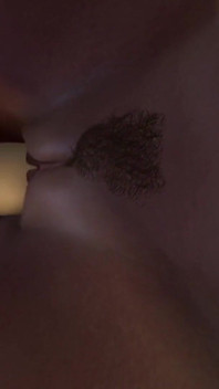 Madrasta em sua cama com seu vibrador