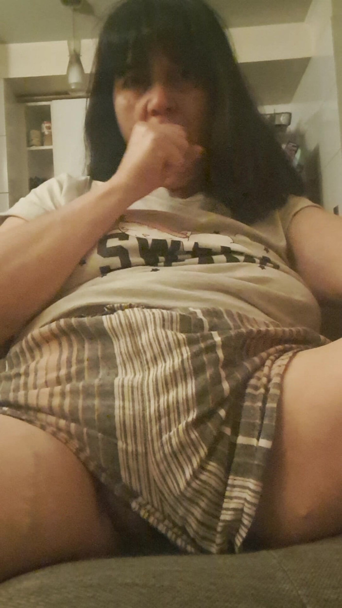Mommy big hairy pussy: Mature MILF in Shorts, Showing Surprise