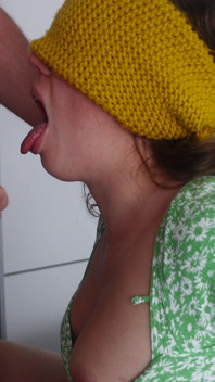 Quente milf de olhos vendados e fodida na boca