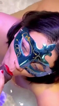 Zayra rosa en la bañera toda desnuda, no puedo tomarlo y la hice amamantar