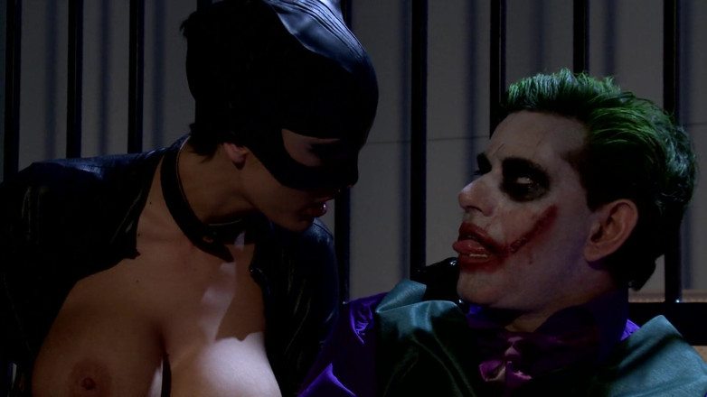 Superhero: Une femme-chat aide Joker à échapper à son emprisonnement et le laisse la...