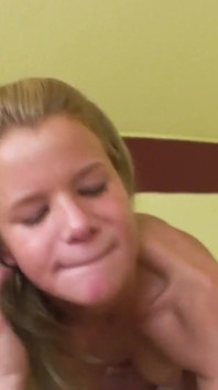 완벽한 작은 젖탱이의 발정난 금발 걸레