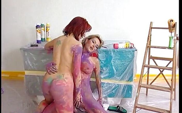 Lucky Cooch: Redhead les milf gets her sexy body covered with paint