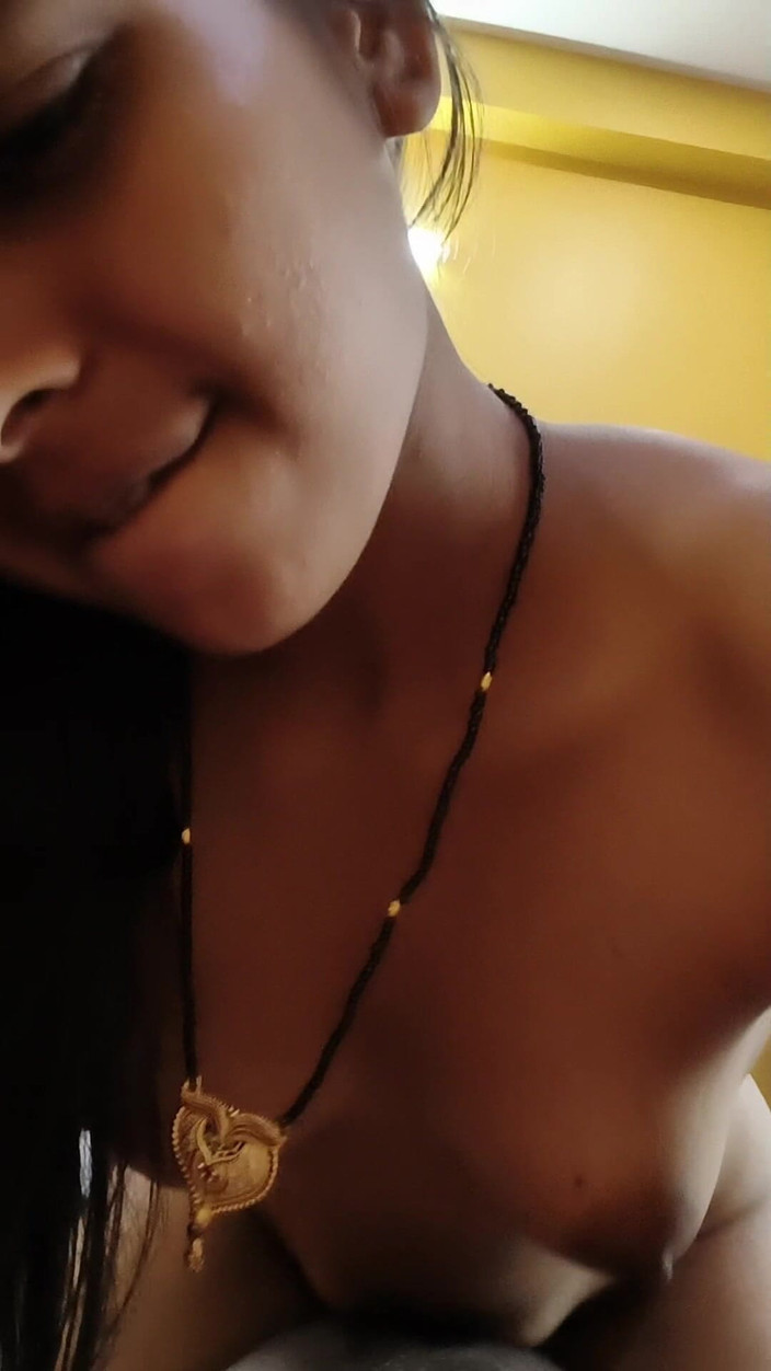 Nikku: Yeni aşk evli çift ilk gece balayında Hintçe videolarda sikişiyor