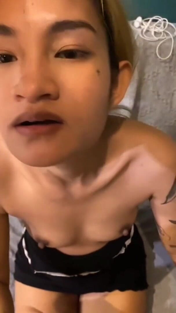 Delia Sugar: Nyepong kontol ganas dan ngentot memek