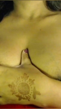セクシーな女の子のクローサップ乳首舐め巨乳プレイ。