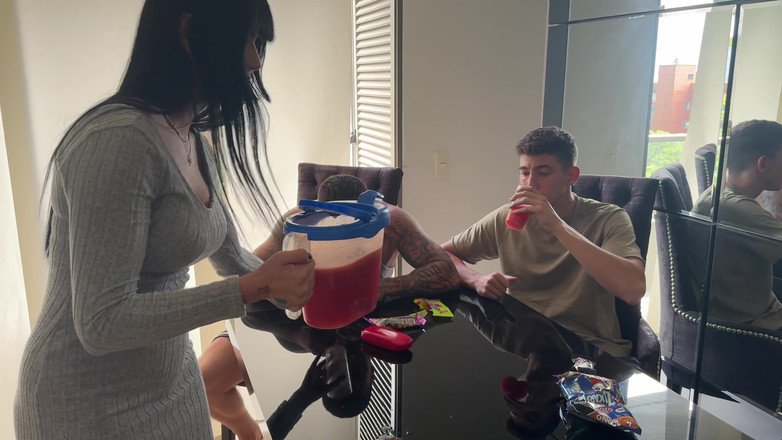 Rauls Bud: Hot Latina Yenifer Chacon giải cứu chúng tôi và cho...