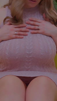 Knubbig MILF i tight klänning utan underkläder öppnar benen.