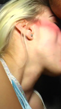 Une blonde sexy folle de sexe se fait baiser par deux bites dans un trio