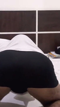 큰 처녀 엉덩이와 처녀 자지를 보여주는 인도 젊은 처녀 소년