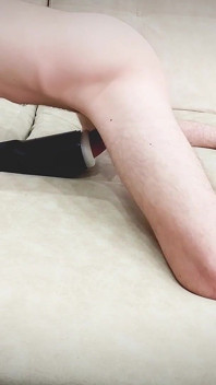 젊은 남자가 이 장난감 대신 너를 원해, 나는 큰 자지로 그녀를 박고 안에 사정했어