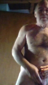Estoy tan mojada y cachonda y masturbándome mi coño caliente