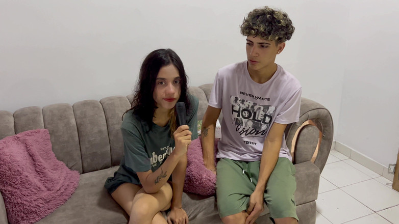 BritannySexxx: Adik tiriku pengen jadi penyanyi dan aku ajarin dia bernyanyi...